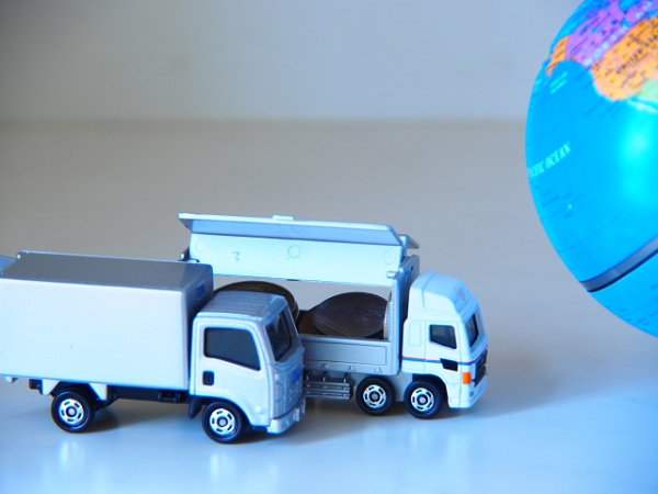 おもちゃのトラックと地球儀