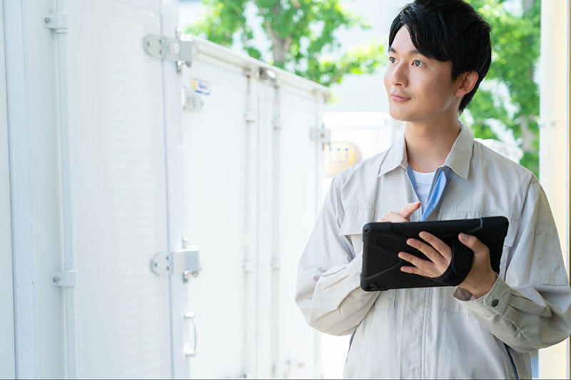 タブレットを持つ男性