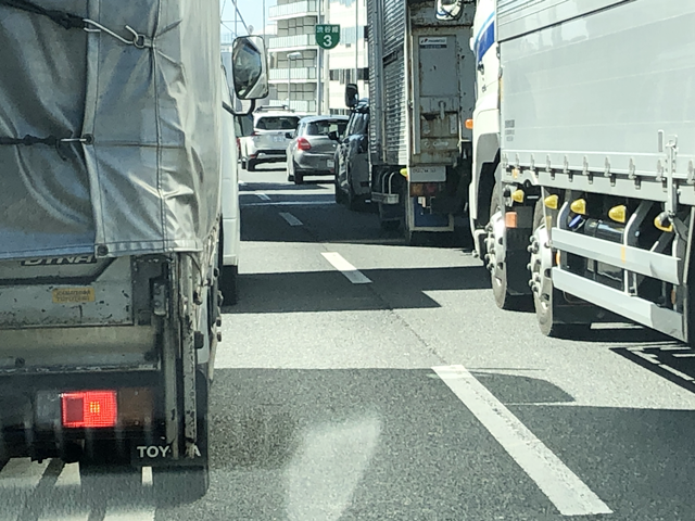 トラックと交通渋滞