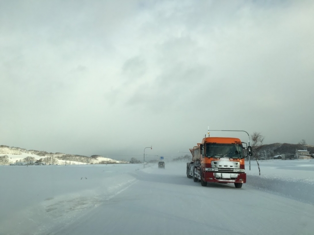 雪道を走行するトラック