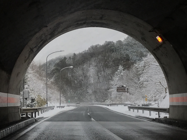 雪道トンネル