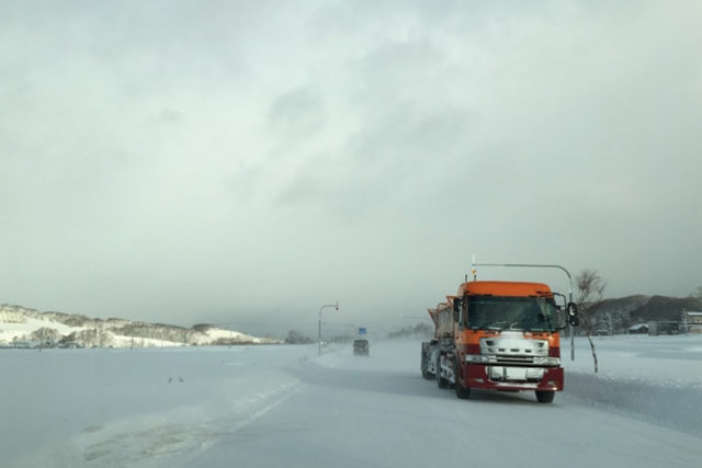 雪道を走るトラック