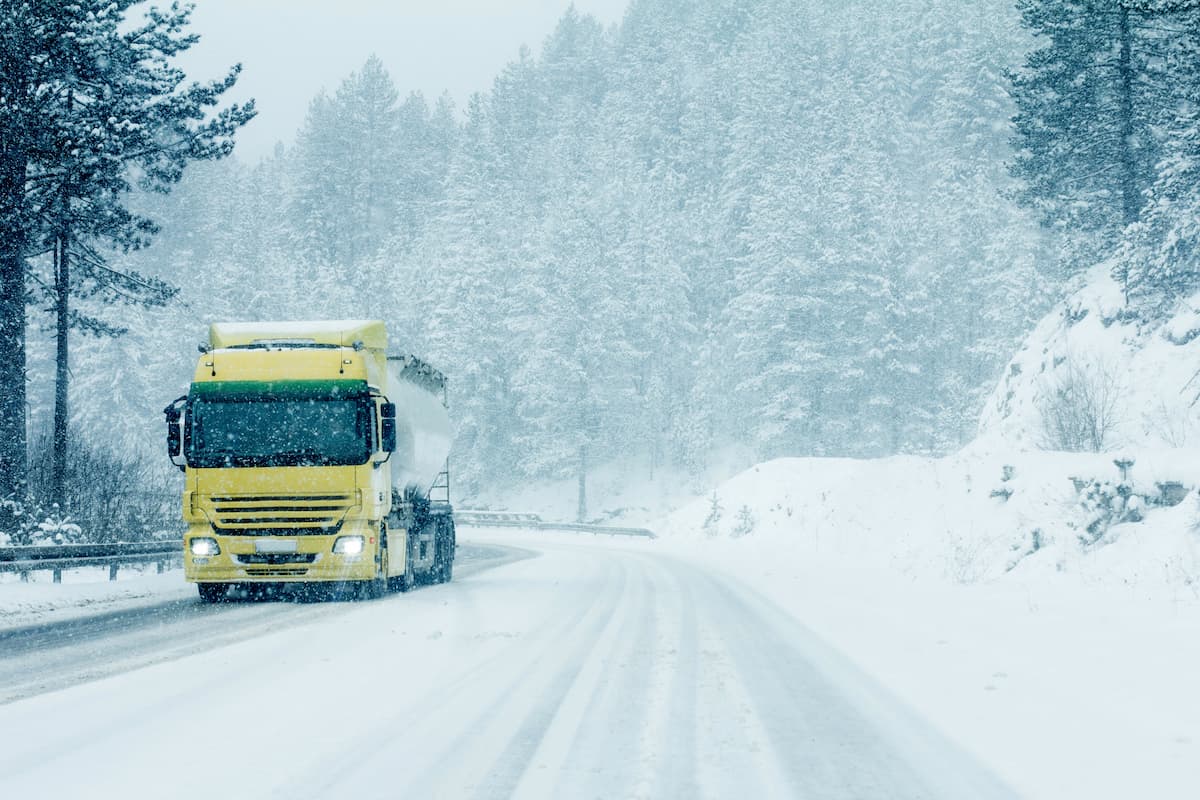 雪道を走るトラック
