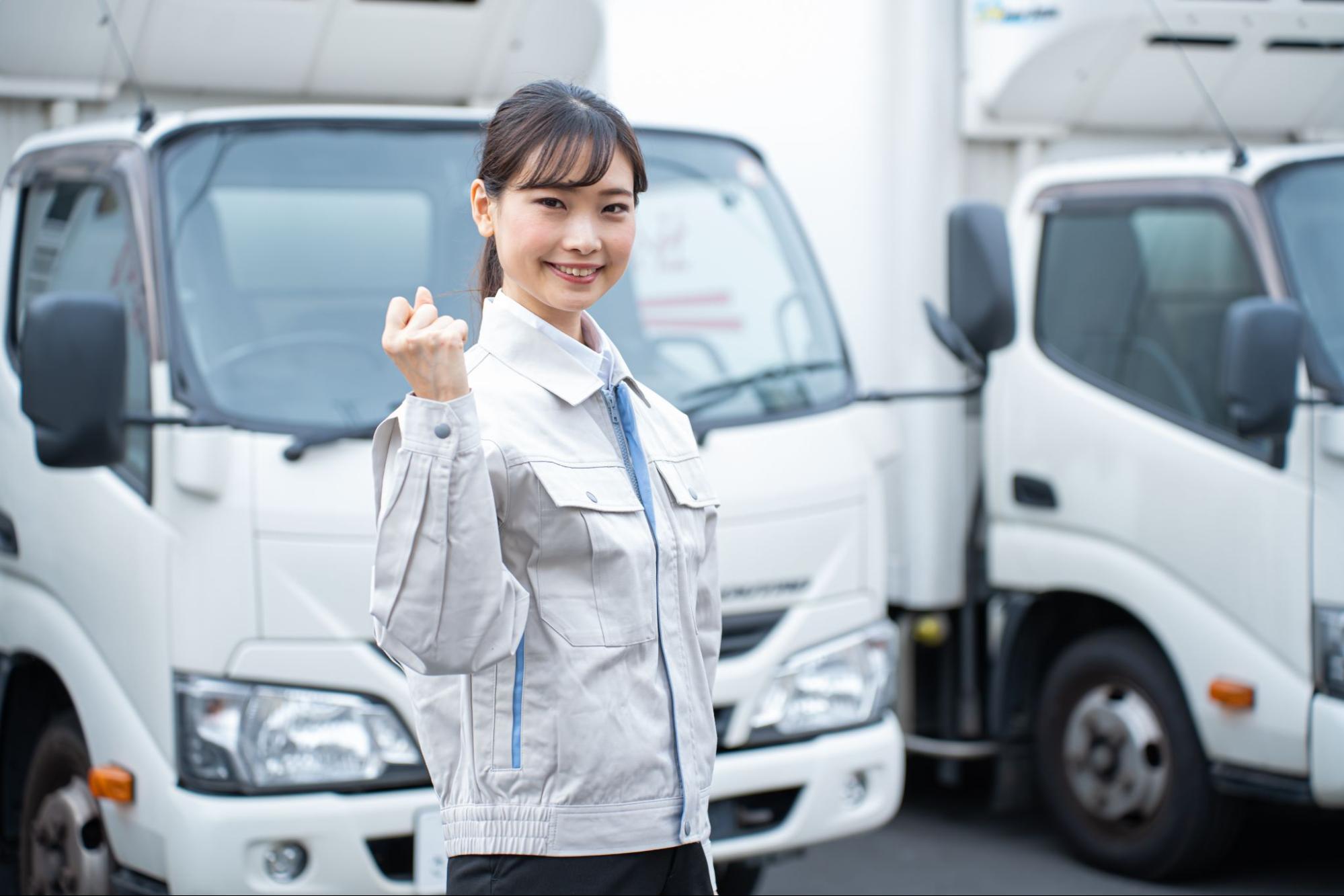 トラックの前にいる女性